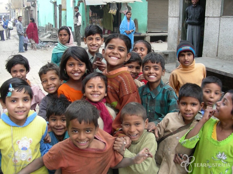 children-gather-for-a-photo-india
