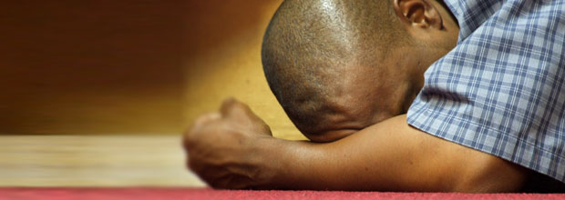 Er vår fysiske stilling viktig når vi ber?